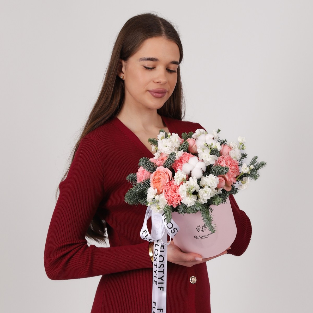 zimnyaya kompoziciya s pionovidnoj rozoj i goluboj elyu 5-5